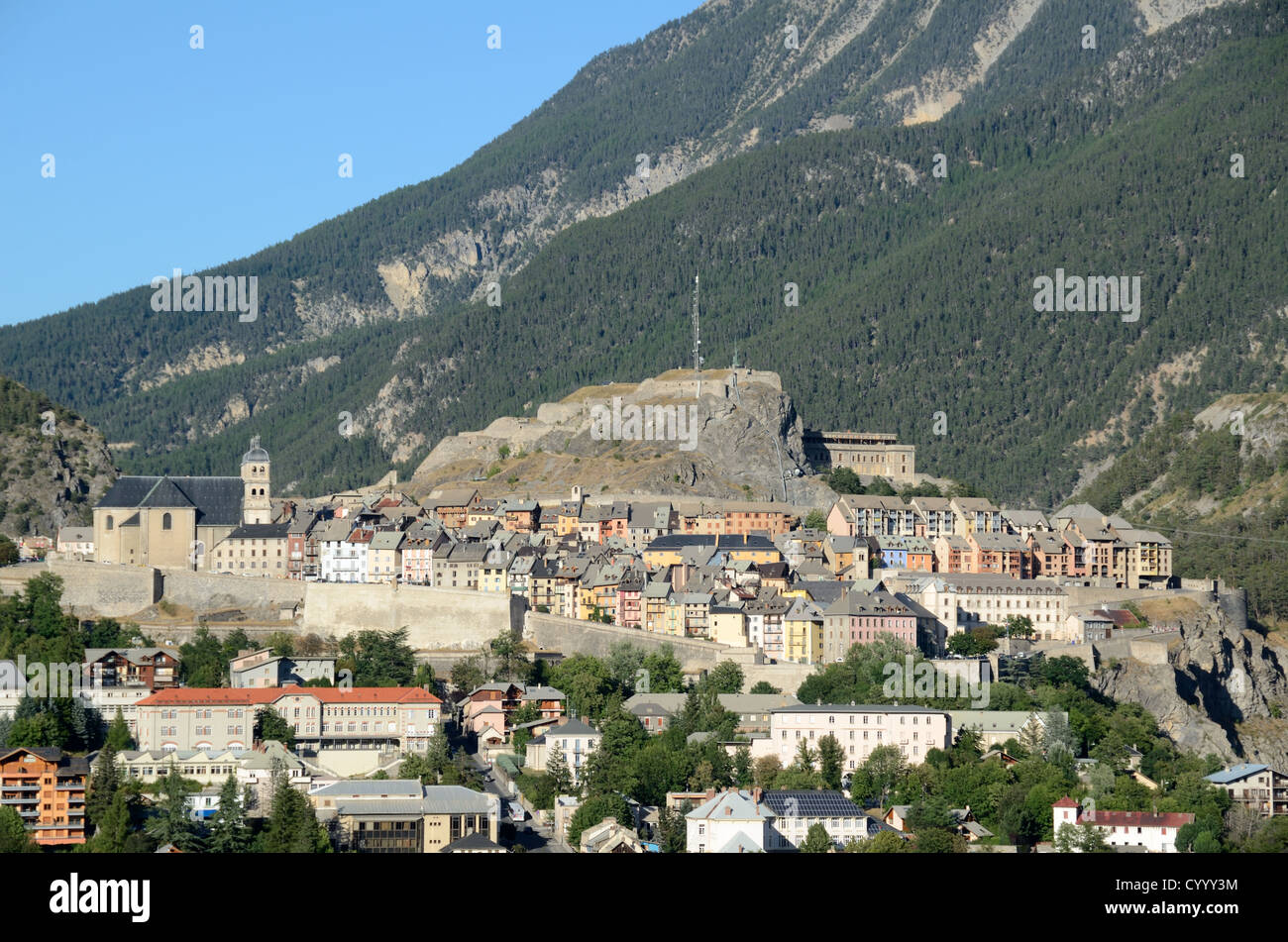 Vista panorámica sobre la Ciudad fortificada, fortificaciones Vauban y Ciudadela de Briançon Hautes-Alpes Francia Foto de stock