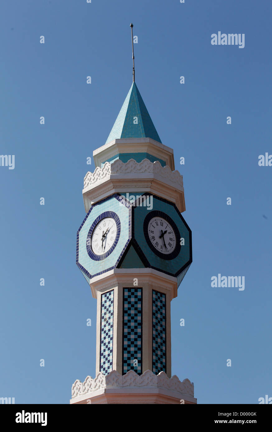 Torre con reloj y azulejos de cerámica azul, Manavgat, Turquía Foto de stock
