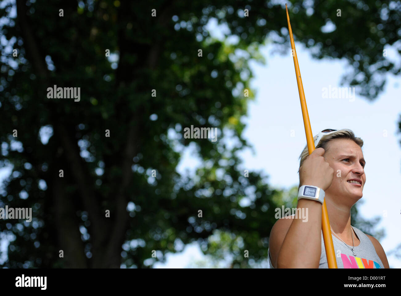 * Foto de archivo * doble campeón de Jabalina Olímpica Barbora Spotakova (fotografiado en agosto 20, 2012) anunció de interrupción de la carrera debido a su embarazo en conferencia de prensa en Praga, República Checa, 13 de noviembre de 2012. Spotakova plusmarquista mundial quiere volver a formación en octubre de 2013. (CTK Foto/Radek Petrasek) Foto de stock