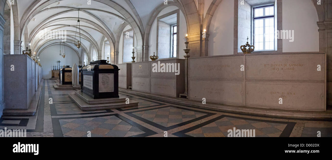 Panteón Real de la casa de Braganza con reyes y reinas de la dinastía. Monasterio de Sao Vicente de Fora. Lisboa, Portugal. Foto de stock