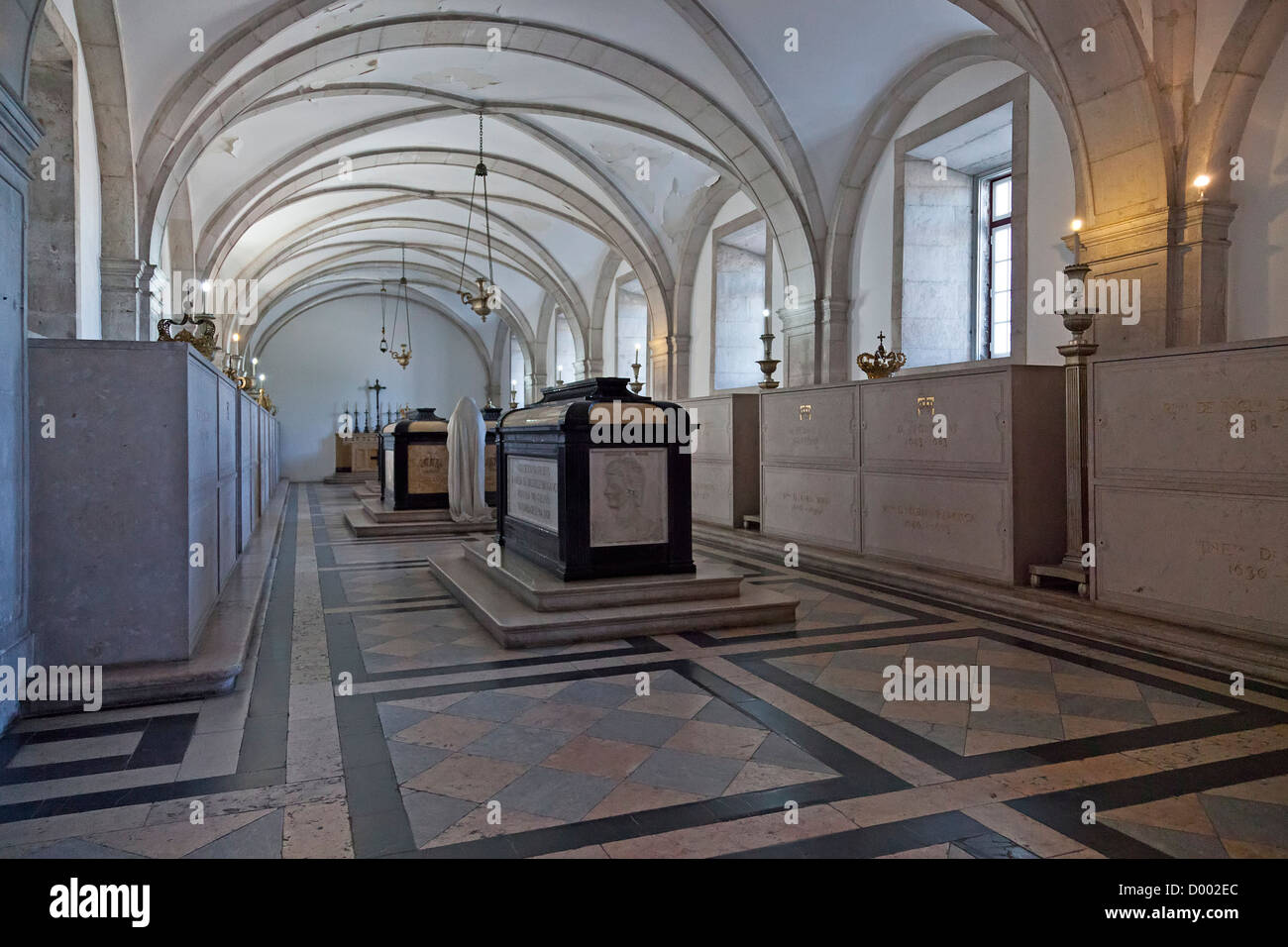 Panteón Real de la casa de Braganza con reyes y reinas de la dinastía. Monasterio de Sao Vicente de Fora. Lisboa, Portugal. Foto de stock