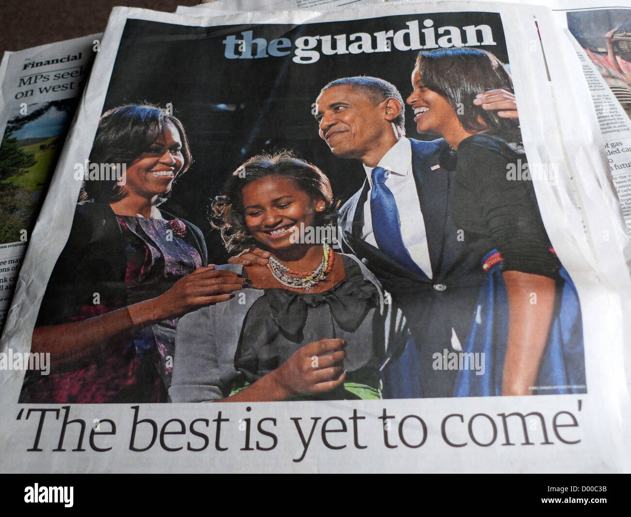 El presidente Barack Obama y su familia usa la noche de las elecciones de 2012 festejar la victoria en los postes en la primera página del periódico The Guardian UK Foto de stock