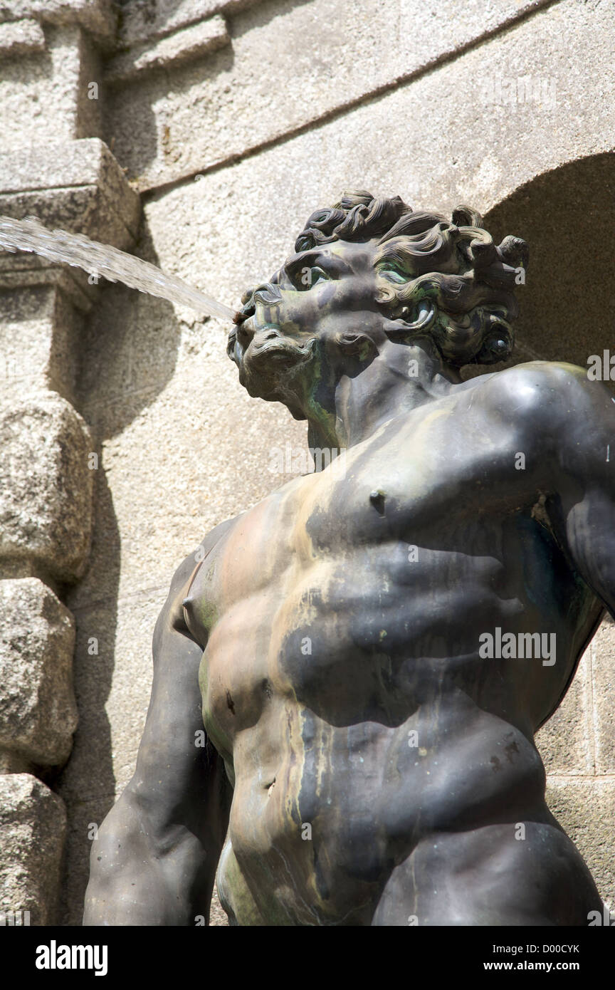 Estatua clásica en un parque junto a Dublín. Foto de stock