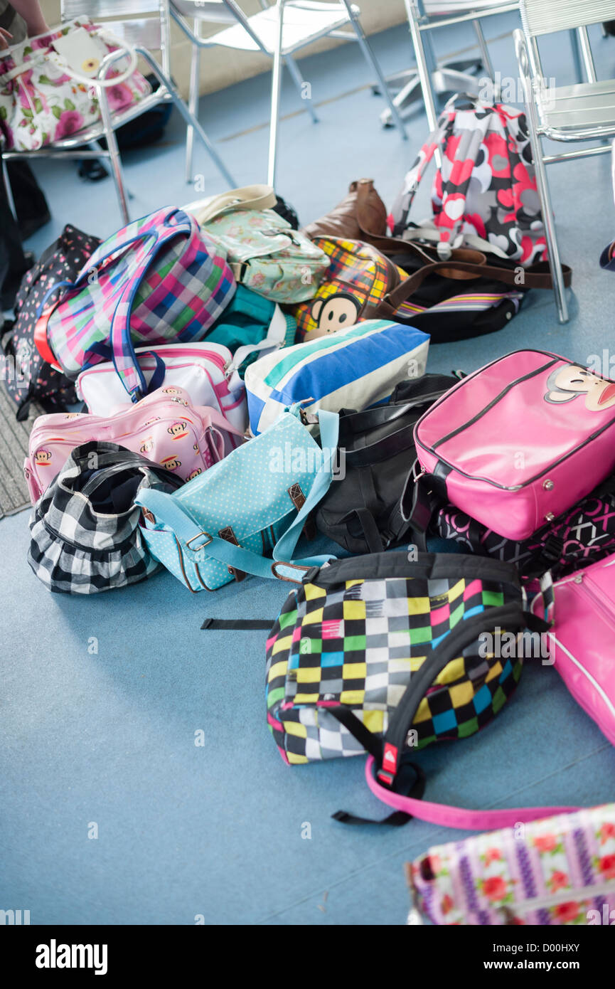 Un montón de bolsas en una escuela general secundaria, Gales, Reino Unido  Fotografía de stock - Alamy