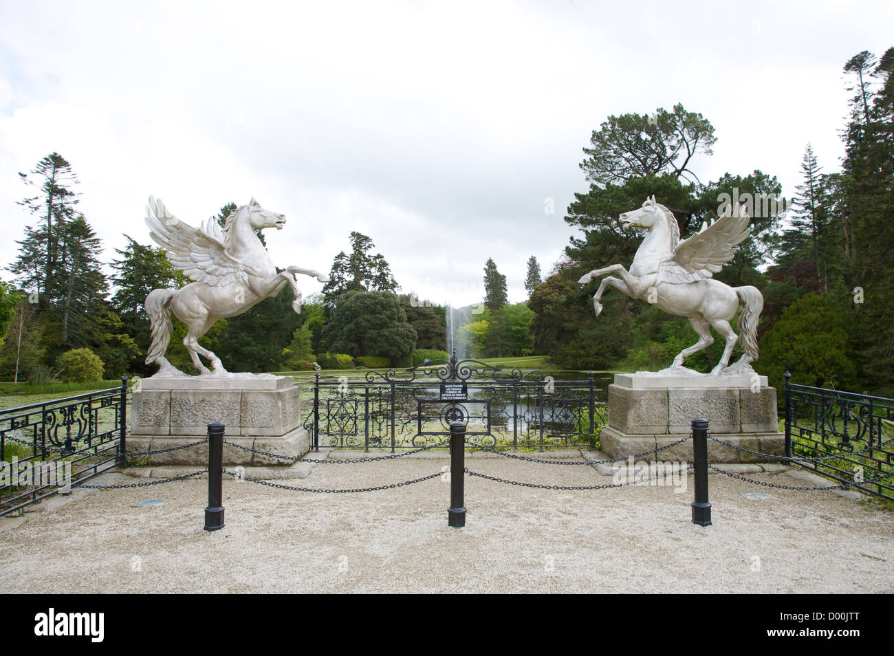 Parque con dos esculturas de caballo alado Foto de stock
