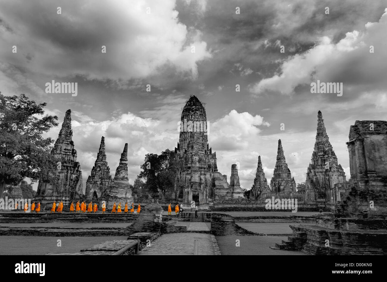 Los monjes touring Ayutthaya Foto de stock