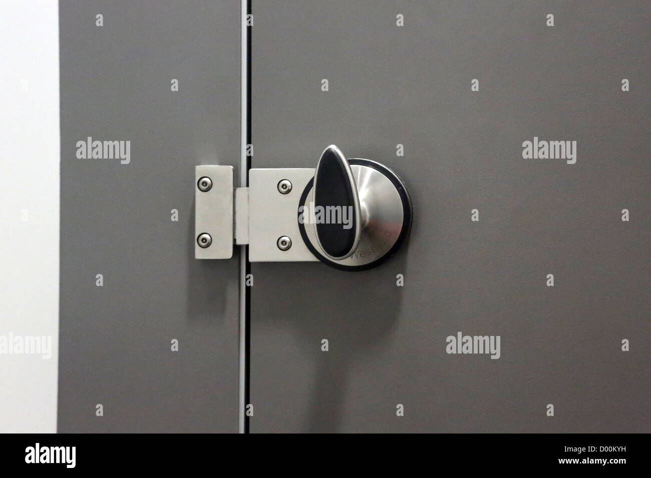 Cerradura de la puerta baño público fotografías e imágenes de alta  resolución - Alamy