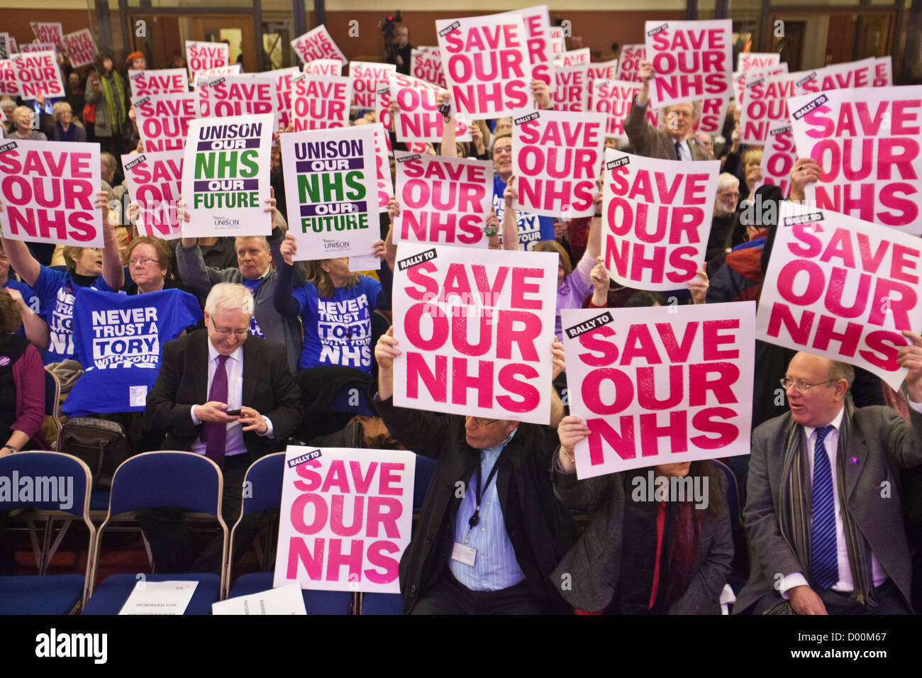 'Save nuestro NHS' rally por el TUC contra el gobierno la polémica ley de atención sanitaria y social. Central Hall Westminster. Foto de stock