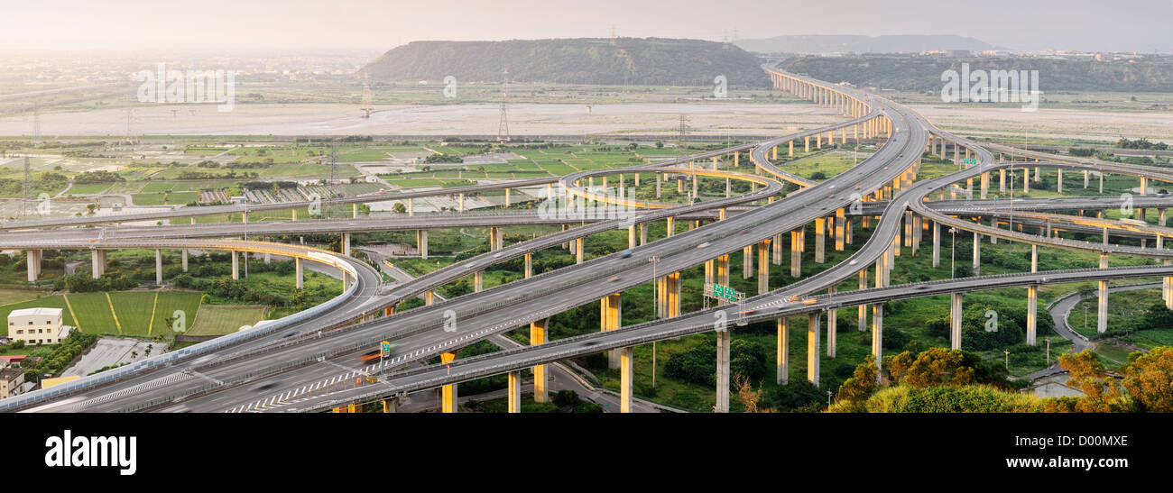 El paisaje de la ciudad de edificios de transporte con la autopista y el intercambio, panorámicas del paisaje urbano en día en Taiwán, Asia. Foto de stock