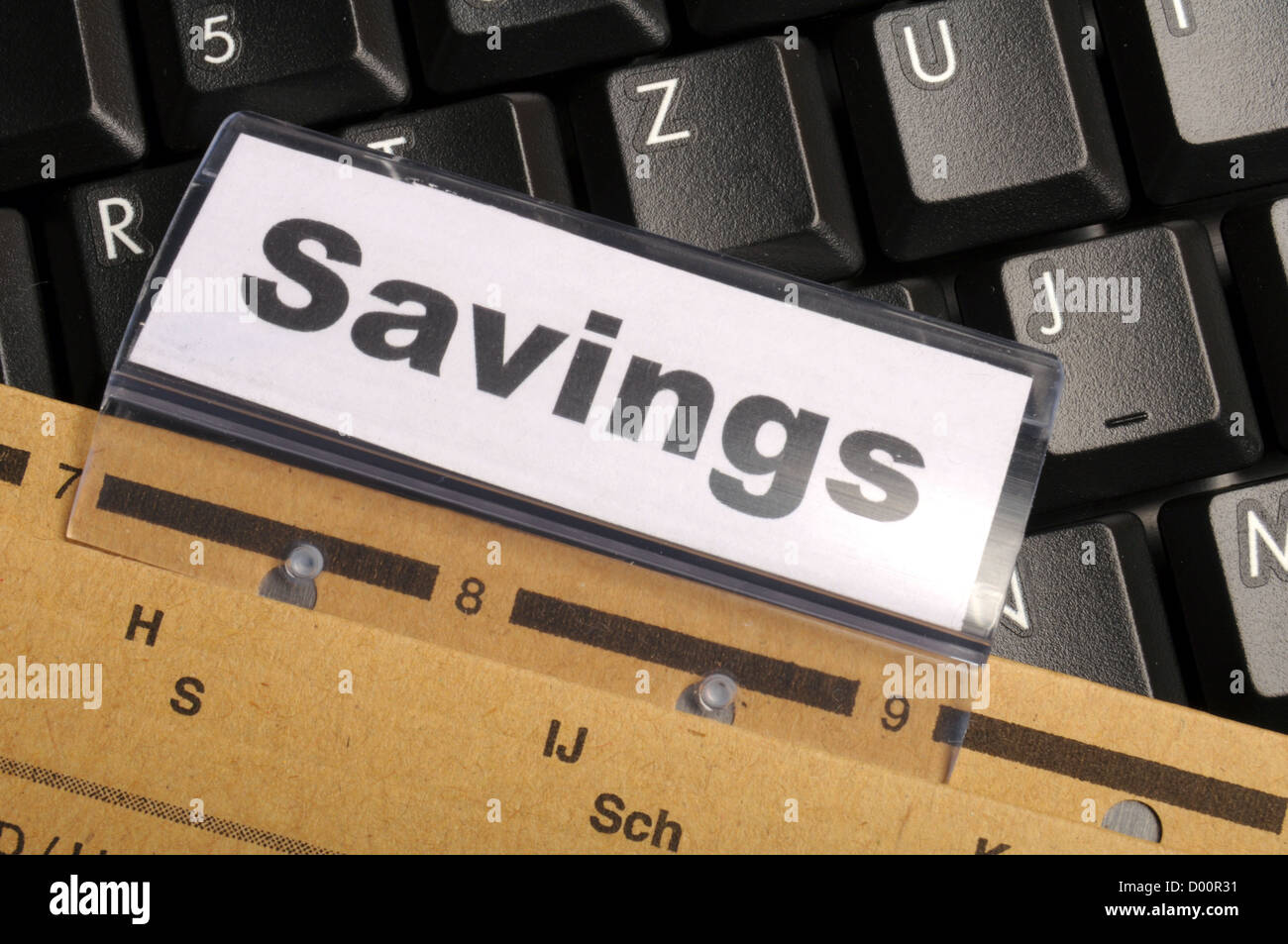 La palabra ahorro en carpeta de negocios mostrando ahorrando