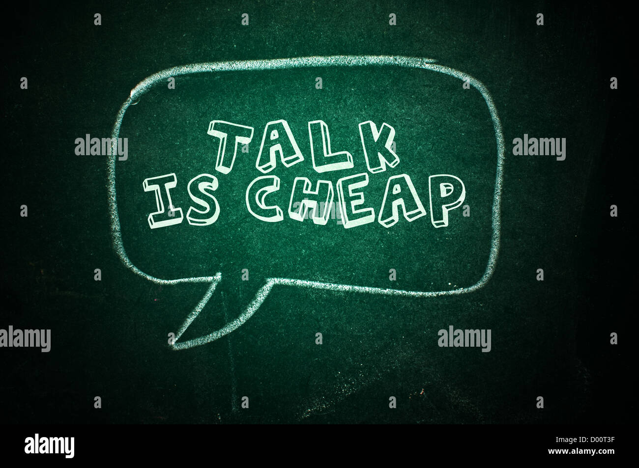 Talk Talk es barato - globo en una pizarra verde Foto de stock