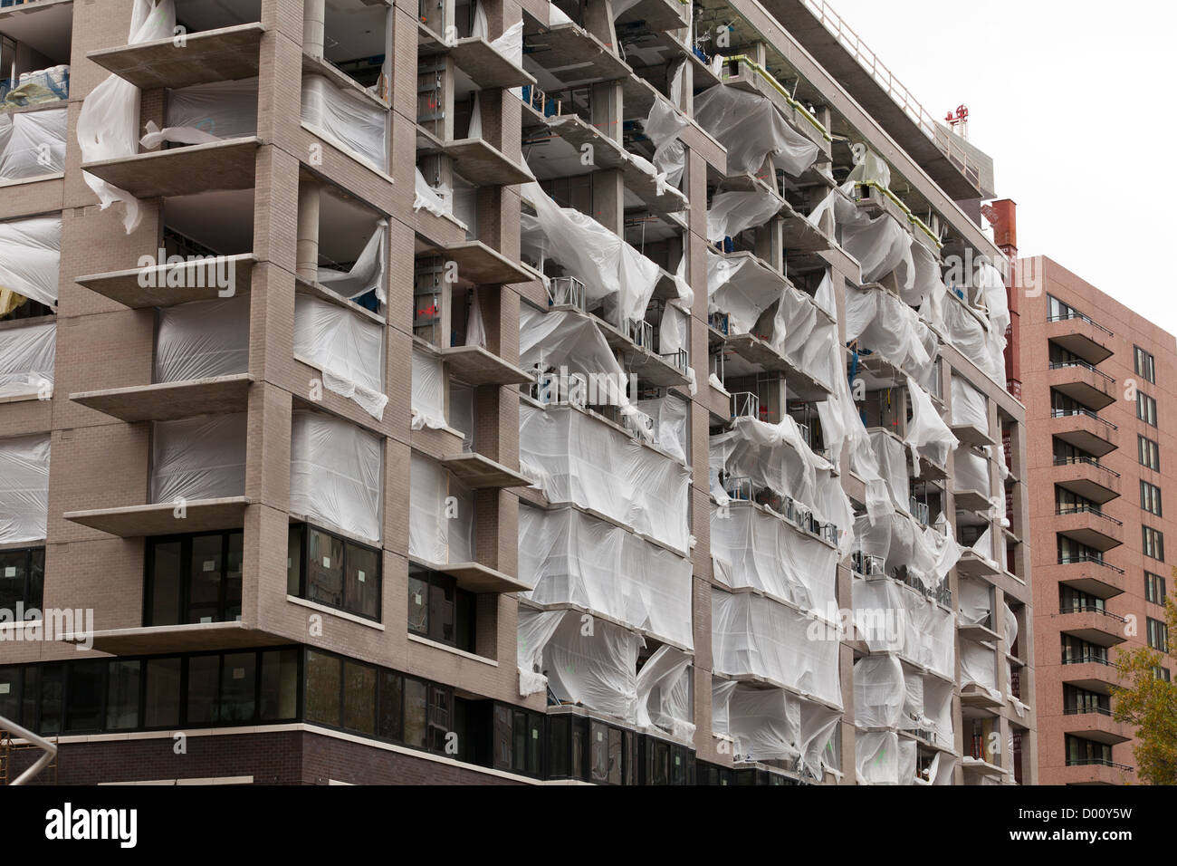 Urbano condominio de mediana altura de construcción Foto de stock