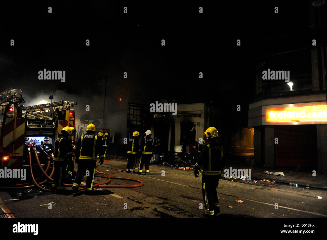 La Brigada de Bomberos de Londres frente a un fuego en Tottenham High Road London Foto de stock