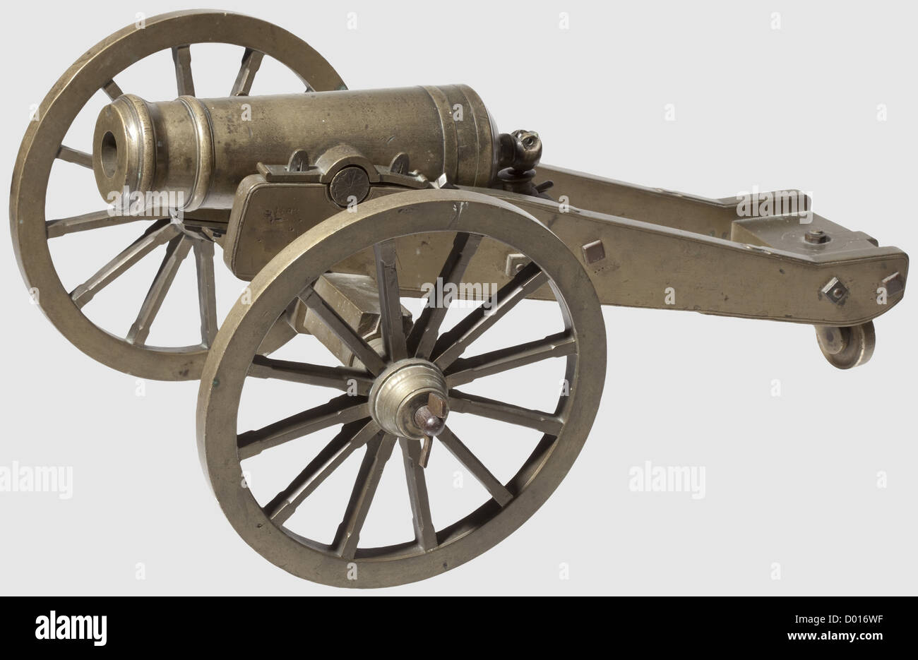 Un modelo de cañón de campo, estilo 1800. Cilindro de latón resistente segmentado por fajas, con diámetro interior liso de calibre 25 mm con muñones en los lados, orificio de contacto superior y boca de cañón. Ruedas y carro de latón fundido con eje de rueda de hierro. Falta un pasador hendido de rueda y cuatro pasadores hendidos de muñón. Longitud del cañón 27 cm,longitud total 53 cm,histórico,histórico,siglo XIX,cañón,cañón,artillería,arma de fuego,arma de fuego,armas,armas,armas,arma,arma,dispositivo de combate,militar,militar,objeto,objetos,alambiques,clipping,recortes,cu,Derechos-adicionales-Clearencias-no disponible Foto de stock