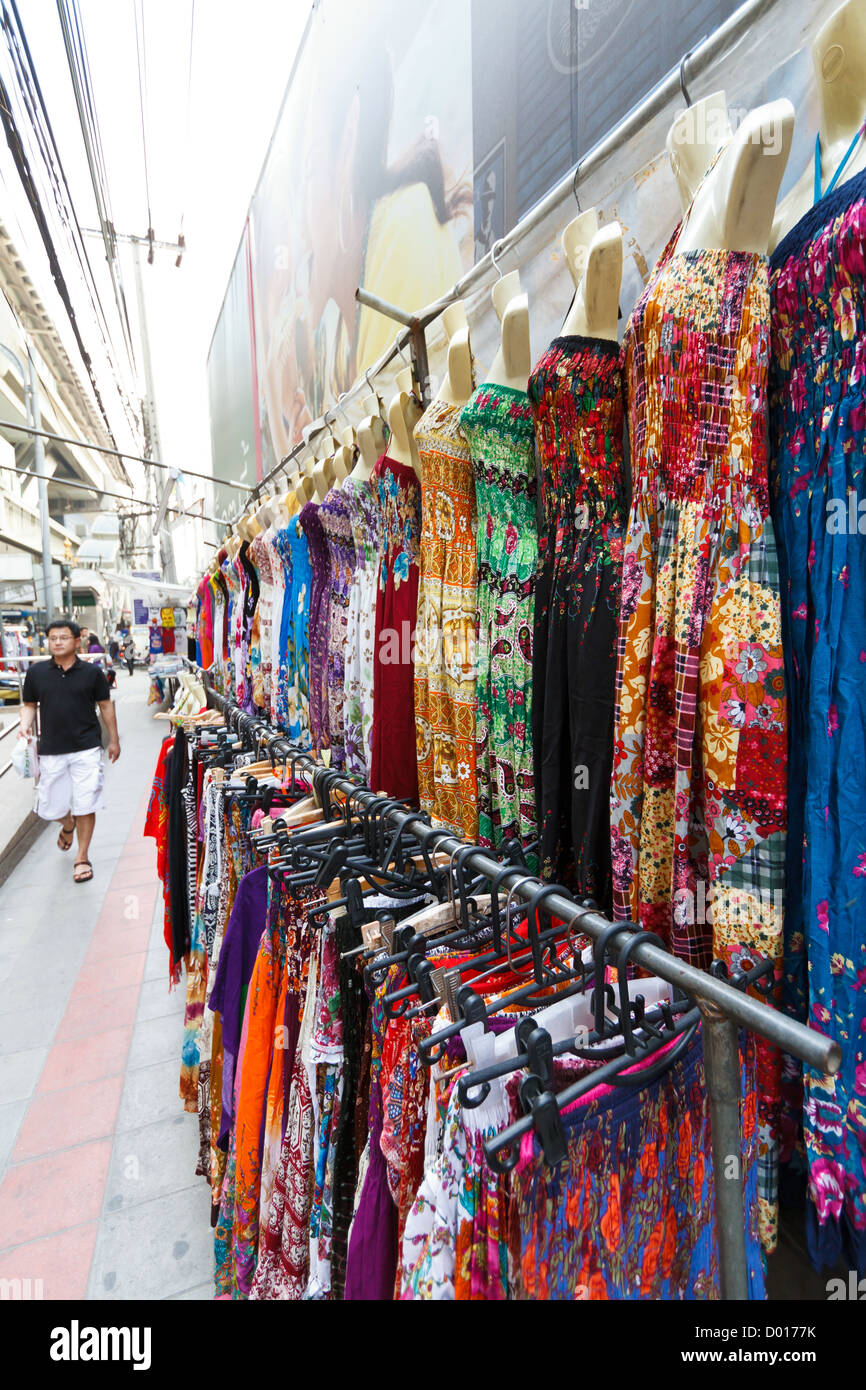 Venta de ropa en un mercado en Bangkok, Tailandia Fotografía de stock -  Alamy