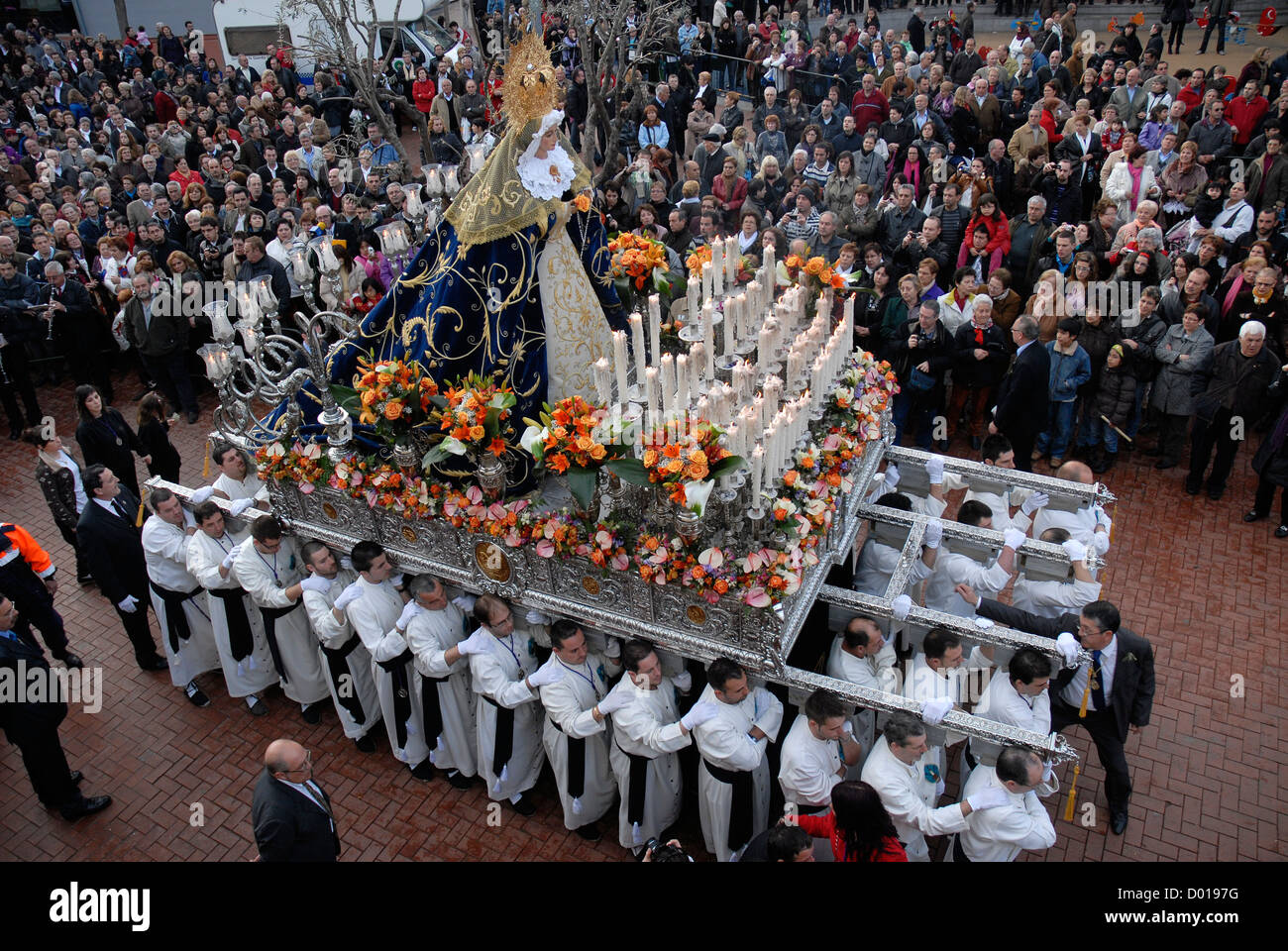 Procesión de Semana Santa Domingo de Pascua el paso de Nuestra Señora de  los Remedios, portadores de la Cofradia 15+1 hospitalet de LL. Barcelona,  España Fotografía de stock - Alamy