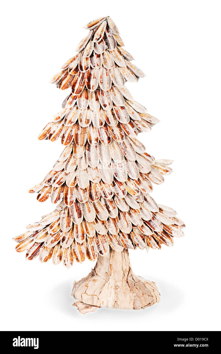 Resumen de astillas de madera de abeto de Navidad aisladas sobre fondo blanco. Foto de stock