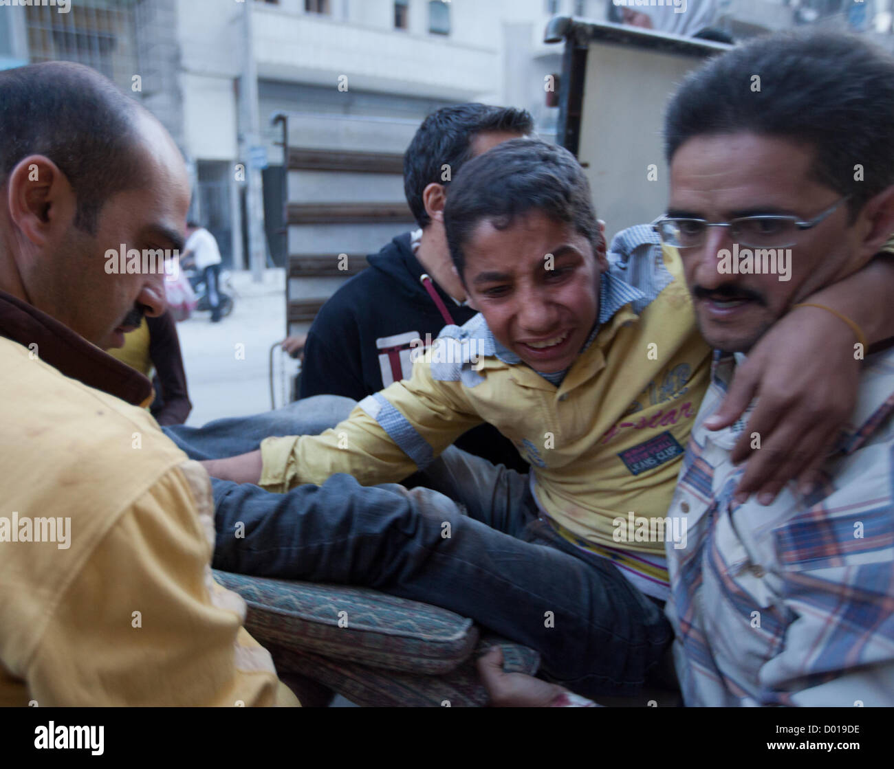 Noviembre 1, 2012 - Aleppo, Siria: un niño se lleva a cabo en un hospital de primera línea para recibir tratamiento por una lesión. Foto de stock