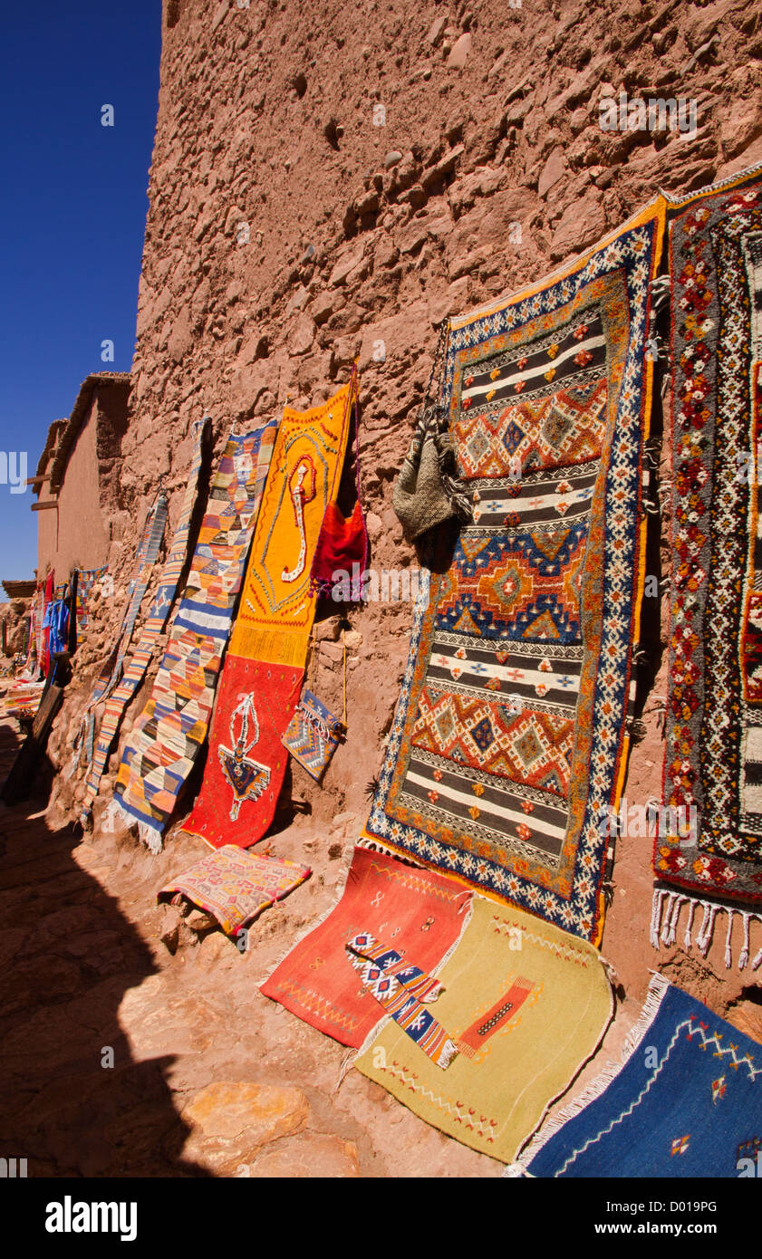 Las alfombras bereber expuestos para la venta, Marruecos Foto de stock