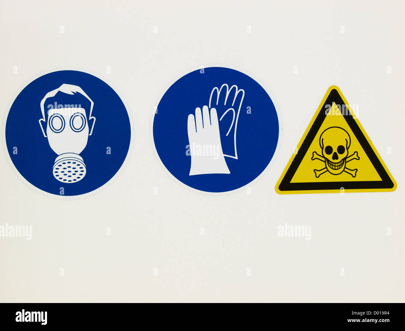 Tres peligros de salud industrial pegatinas de advertencia en una máquina de una fábrica en Heerlen, Países Bajos Foto de stock