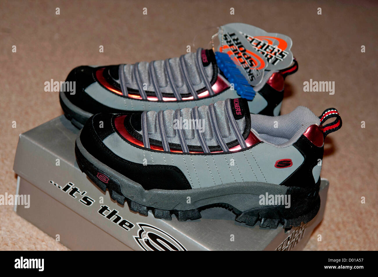 Nuevos zapatos skechers fotografías e imágenes de alta resolución - Alamy