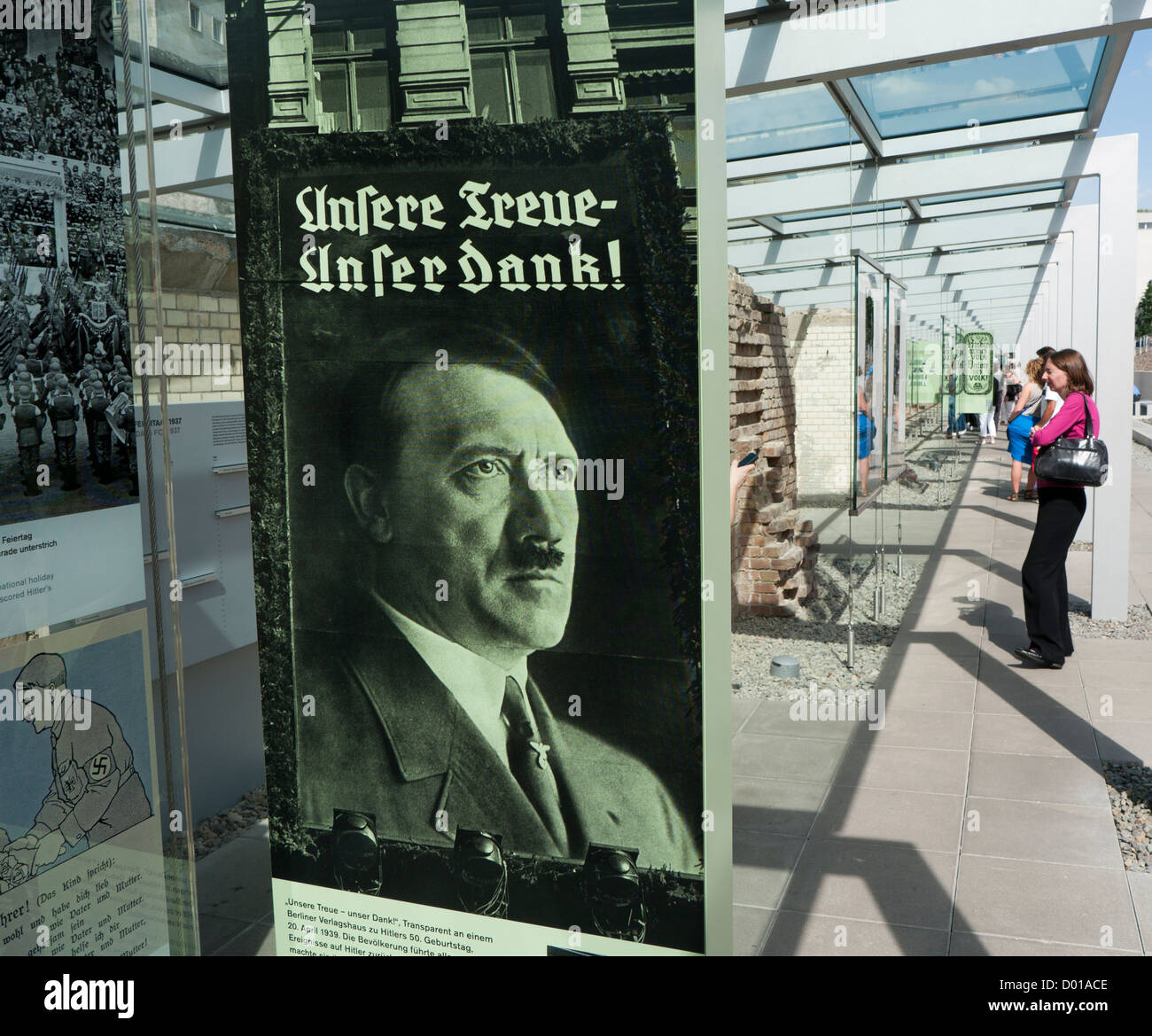 Exposición Topografía del Terror que se encuentra en el sitio de la antigua sede de la Gestapo en Berlín, Alemania Foto de stock