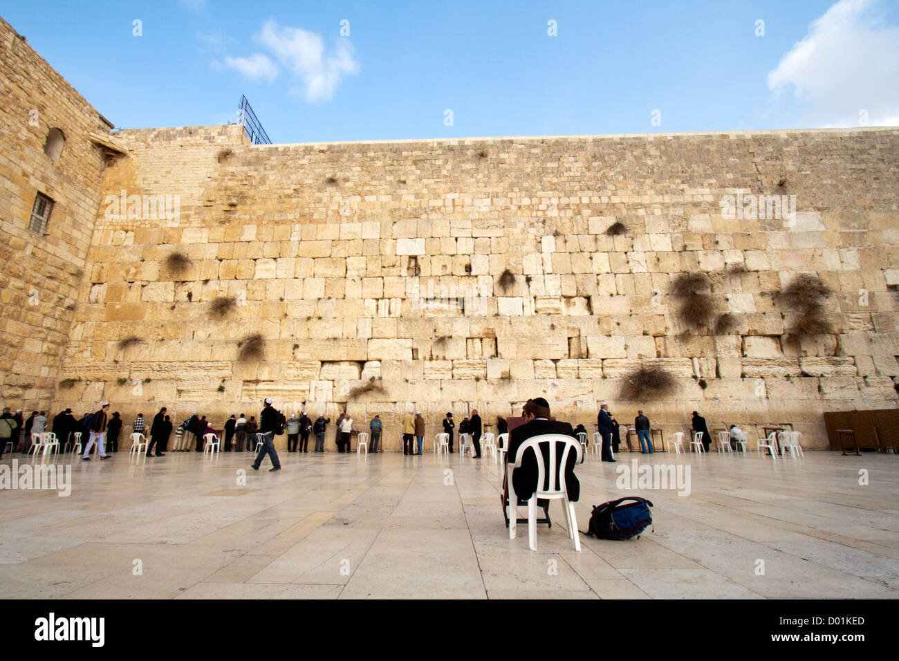 Adoradores judíos orar ante el Muro de las Lamentaciones. Jerusalén Foto de stock
