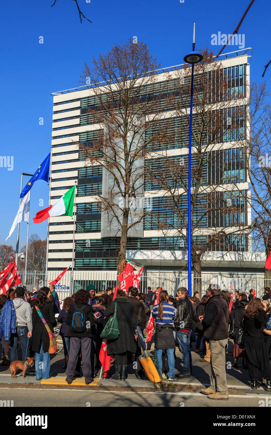 Demostración delante de la EFSA, contra las medidas de austeridad, Parma, Italia Foto de stock