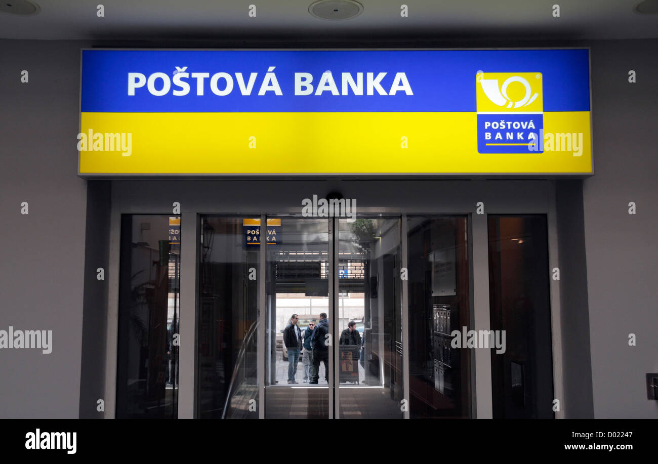Entrada a un Poštová banka sucursal en Bratislava, Eslovaquia. Foto de stock