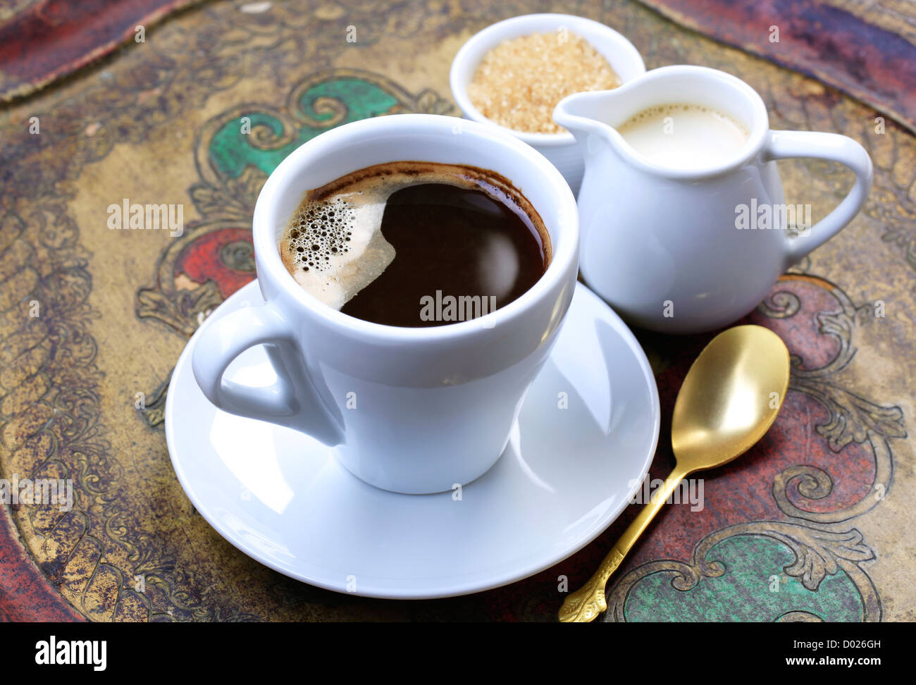 Taza de café, una jarra de crema y el tazón de azúcar marrón Fotografía de  stock - Alamy