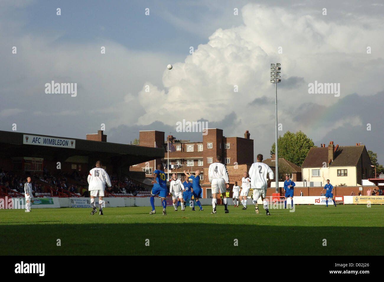 Kingston upon Thames, Inglaterra. AFC Wimbledon en acción en su actual estadio Kingsmeadow. Foto de stock