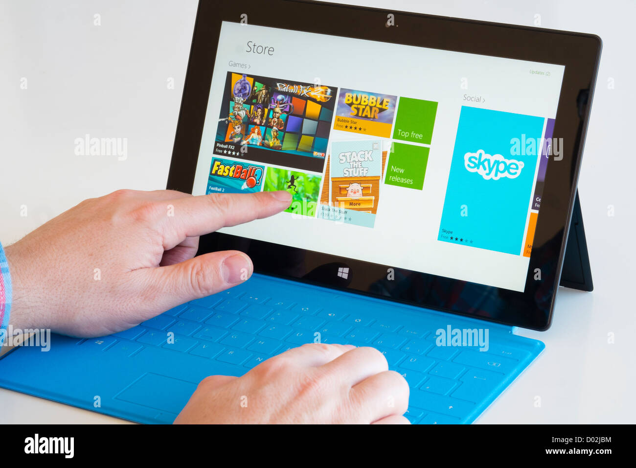 Hombre mostrando App Store de Microsoft Surface rt tablet pc Foto de stock