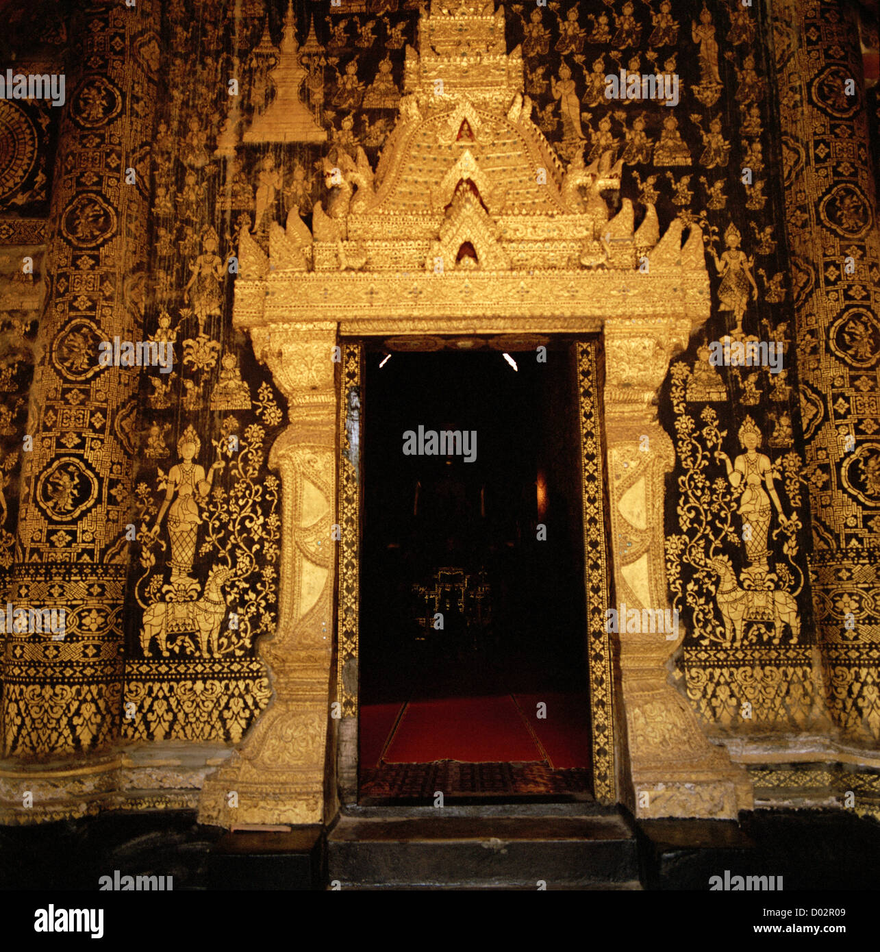 Arte y diseño del templo budista de Wat Xieng Thong Templo de Luang Prabang, en Laos, en Indochina, en el Lejano Oriente, el sudeste de Asia. El budismo colorido viaje Foto de stock
