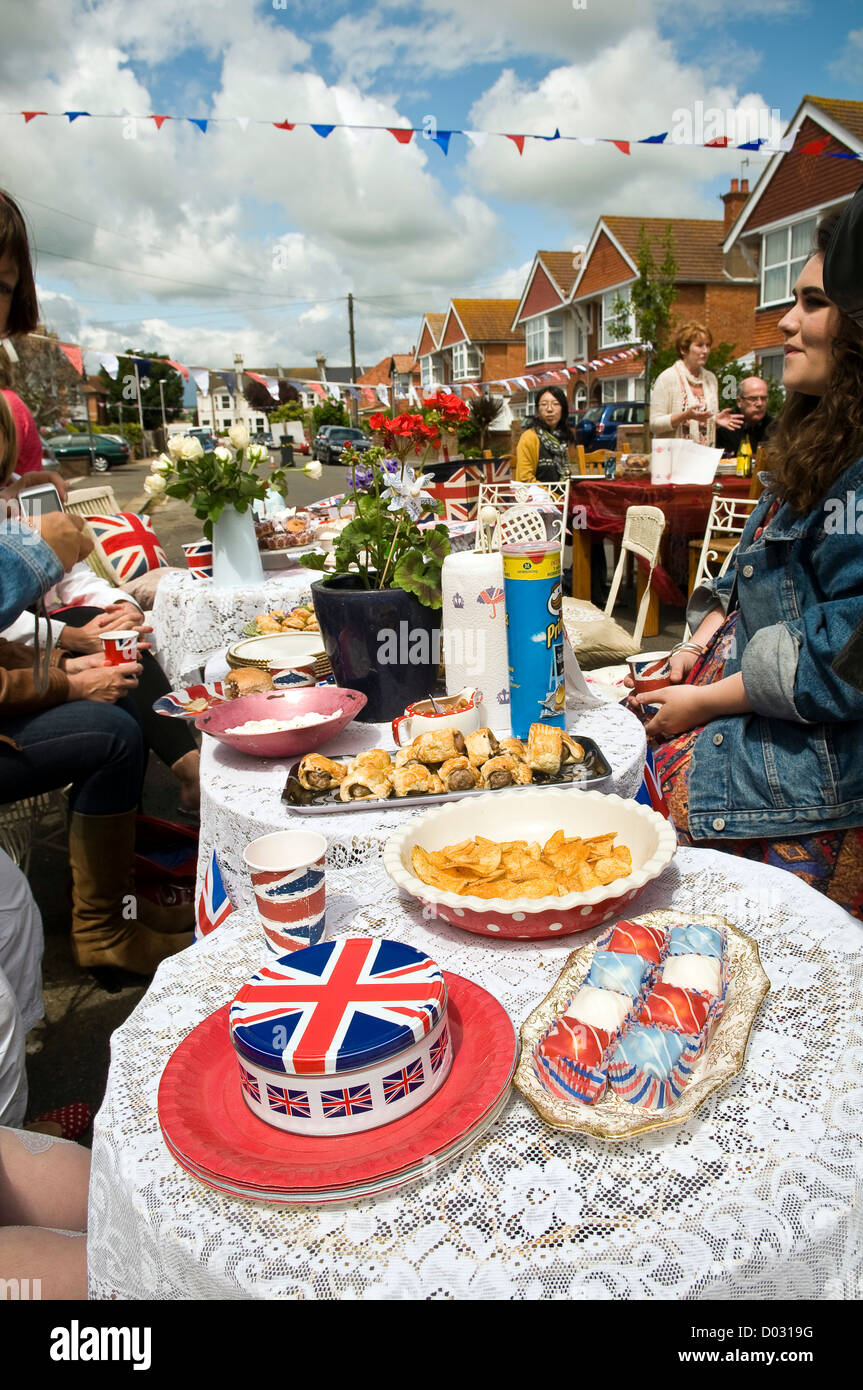 Fiesta en la calle de la Reina Isabel II's Diamond Jubilee en Worthing, West Sussex, Reino Unido Foto de stock