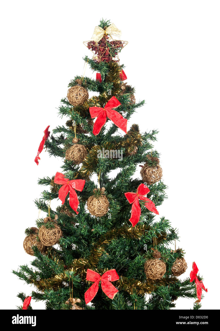 Hermoso árbol de Navidad con cintas rojas y bolas de oro aislado sobre  fondo blanco Fotografía de stock - Alamy