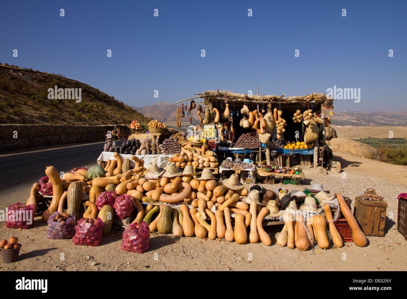 Una pantalla de calabazas, para la venta de frutas y verduras en la carretera en Marruecos. Foto de stock