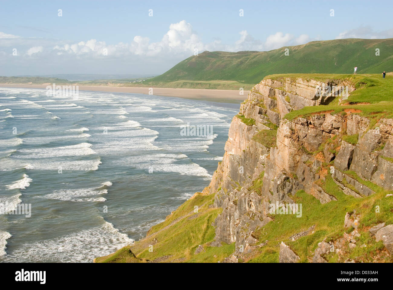 La gente en un acantilado, olas, playa, Rhossili Bay, la Península de Gower, Wales, Reino Unido, Europa Foto de stock