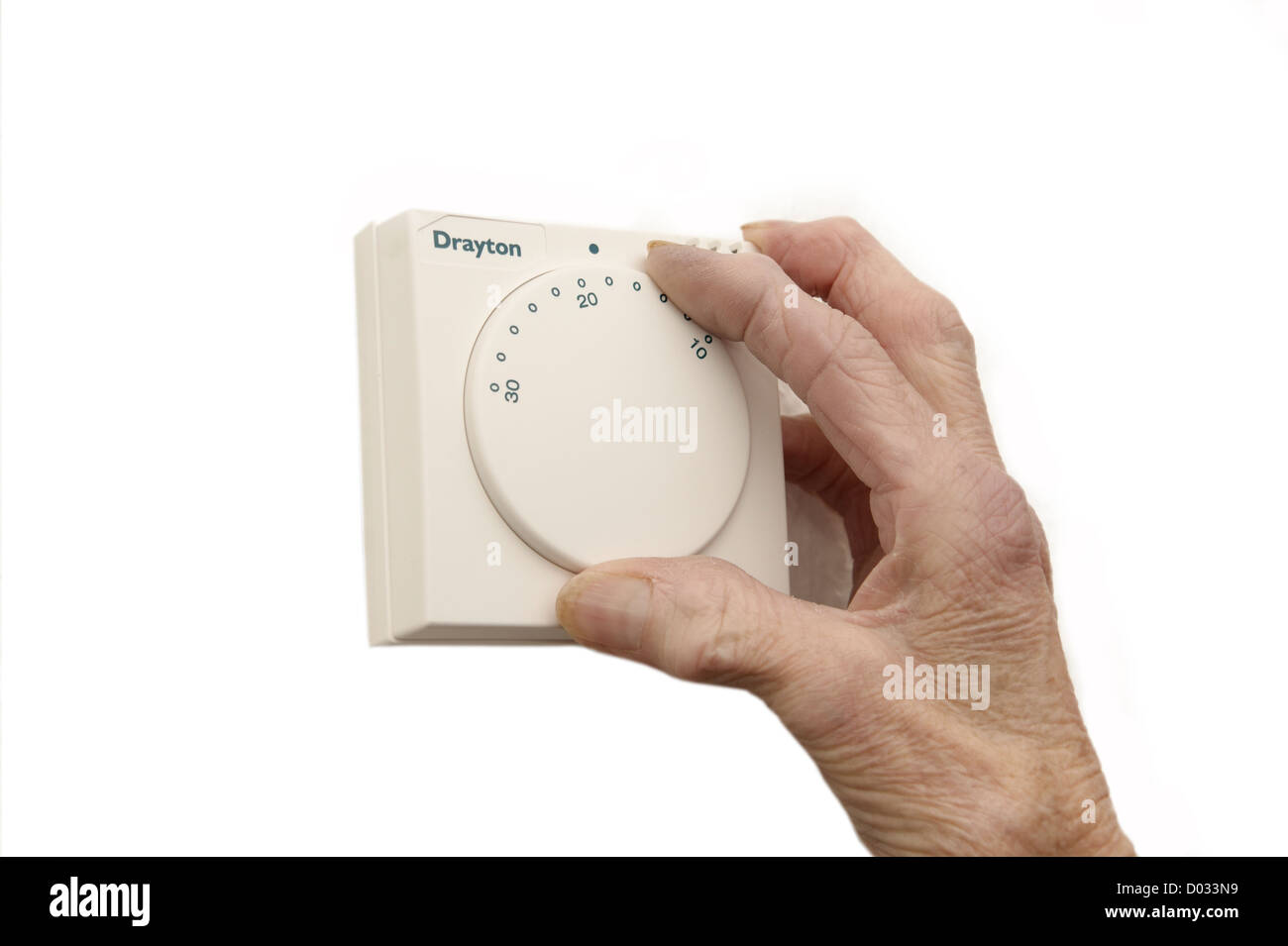 Anciana bajar el termostato de la calefacción central de control para  combatir el calentamiento global y el cambio climático Fotografía de stock  - Alamy