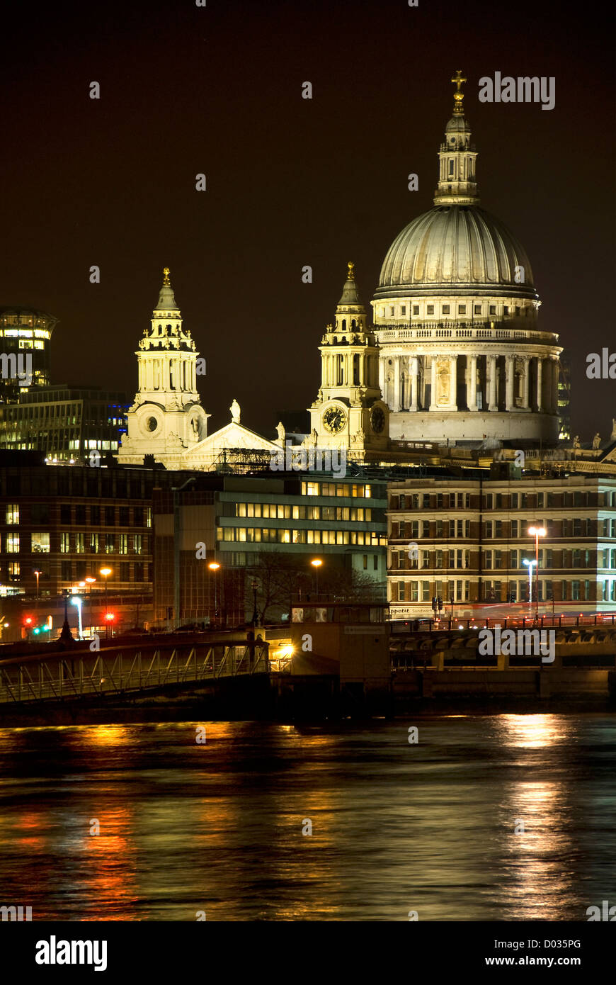 La Catedral de San Pablo, por la noche, Londres, Inglaterra, Reino Unido. Foto de stock