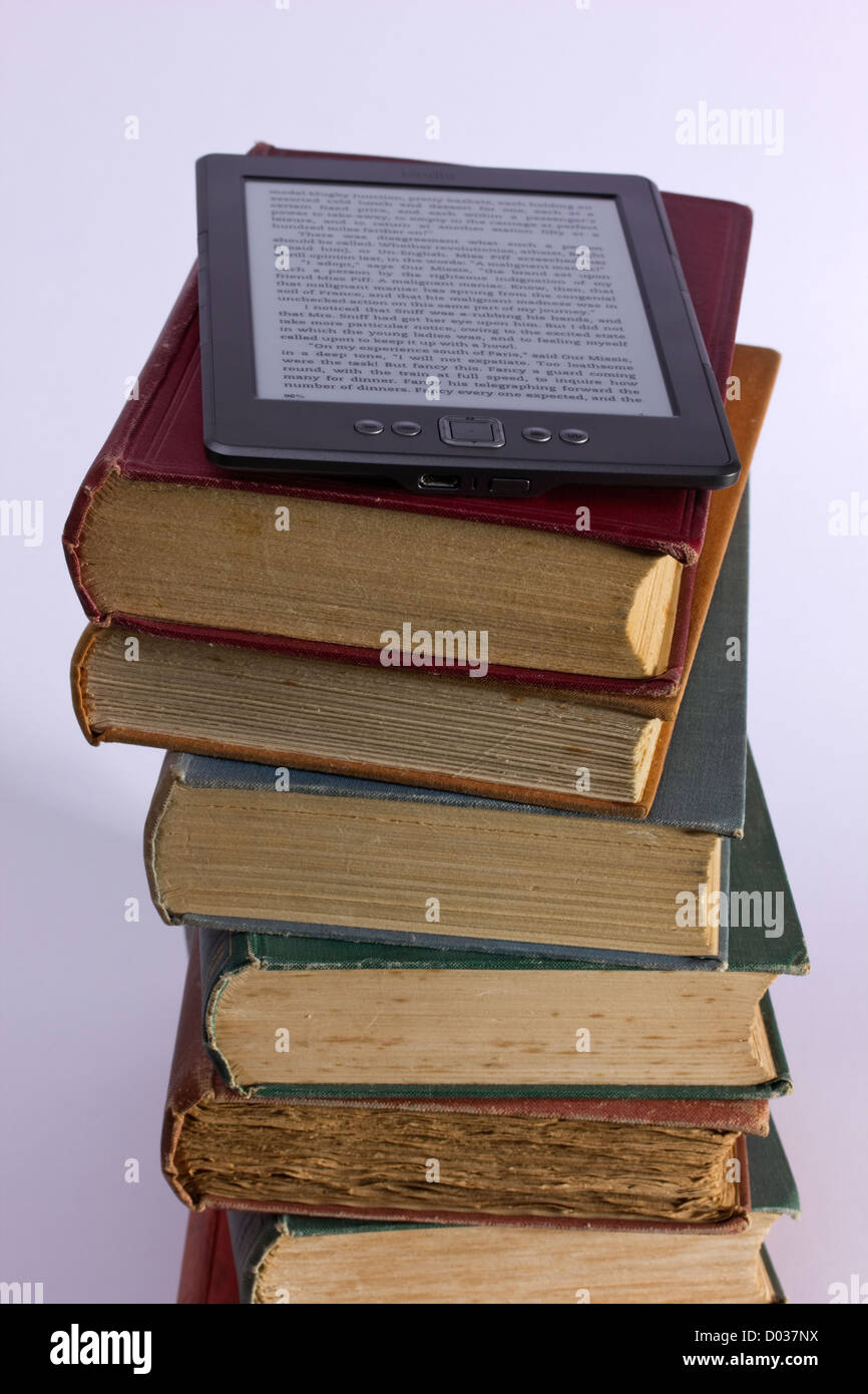 Ebook reader pile of books fotografías e imágenes de alta resolución - Alamy