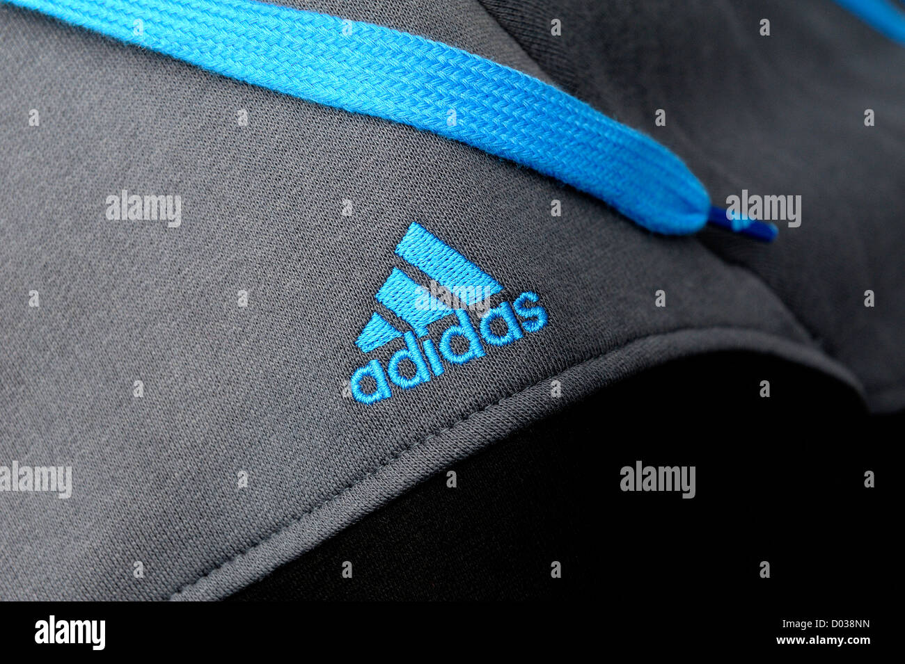 Logotipo de Adidas bordados en azul en un chándal top Fotografía de stock -  Alamy
