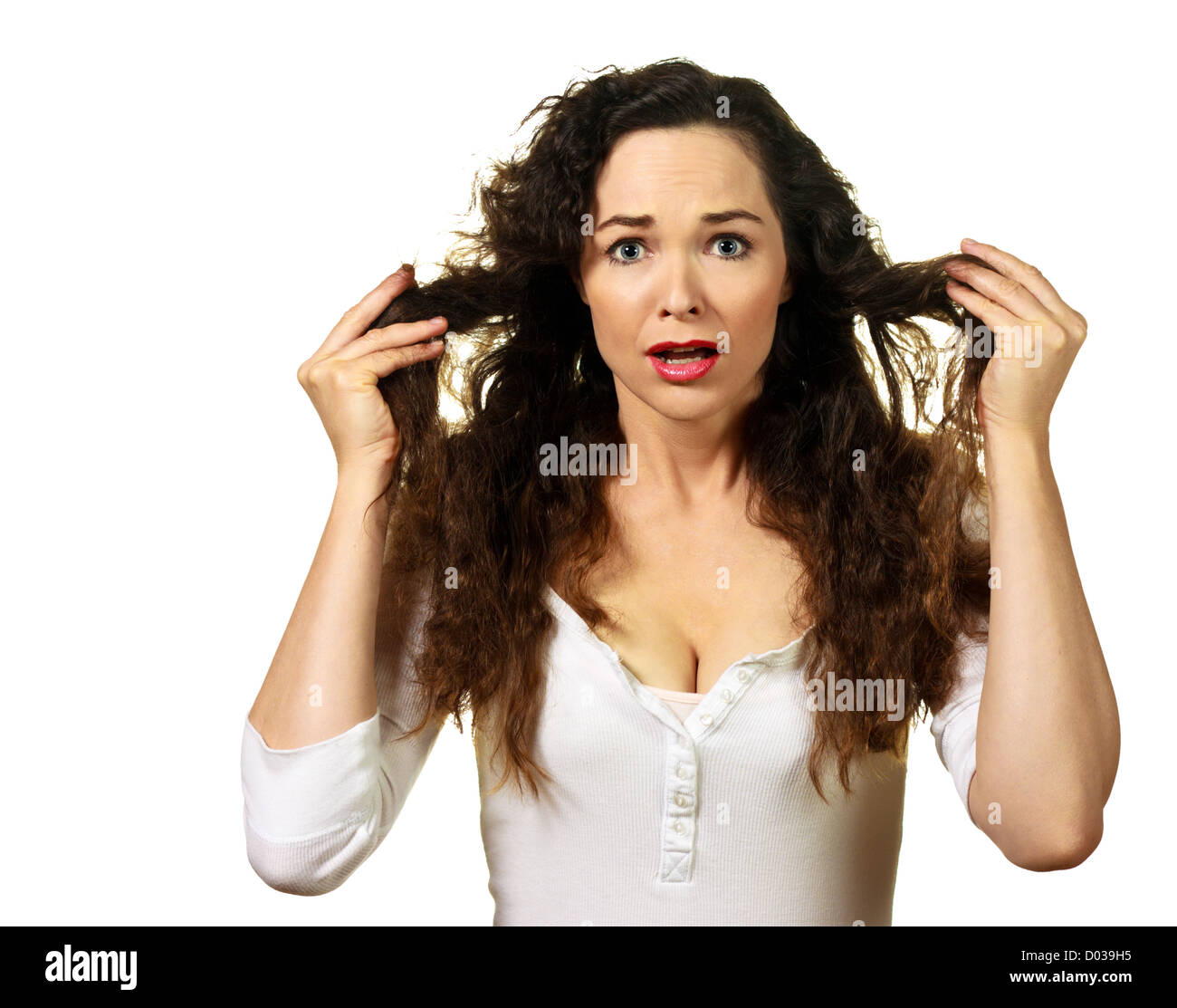 Aislado el retrato de una joven y bella mujer teniendo un mal día de cabello Foto de stock