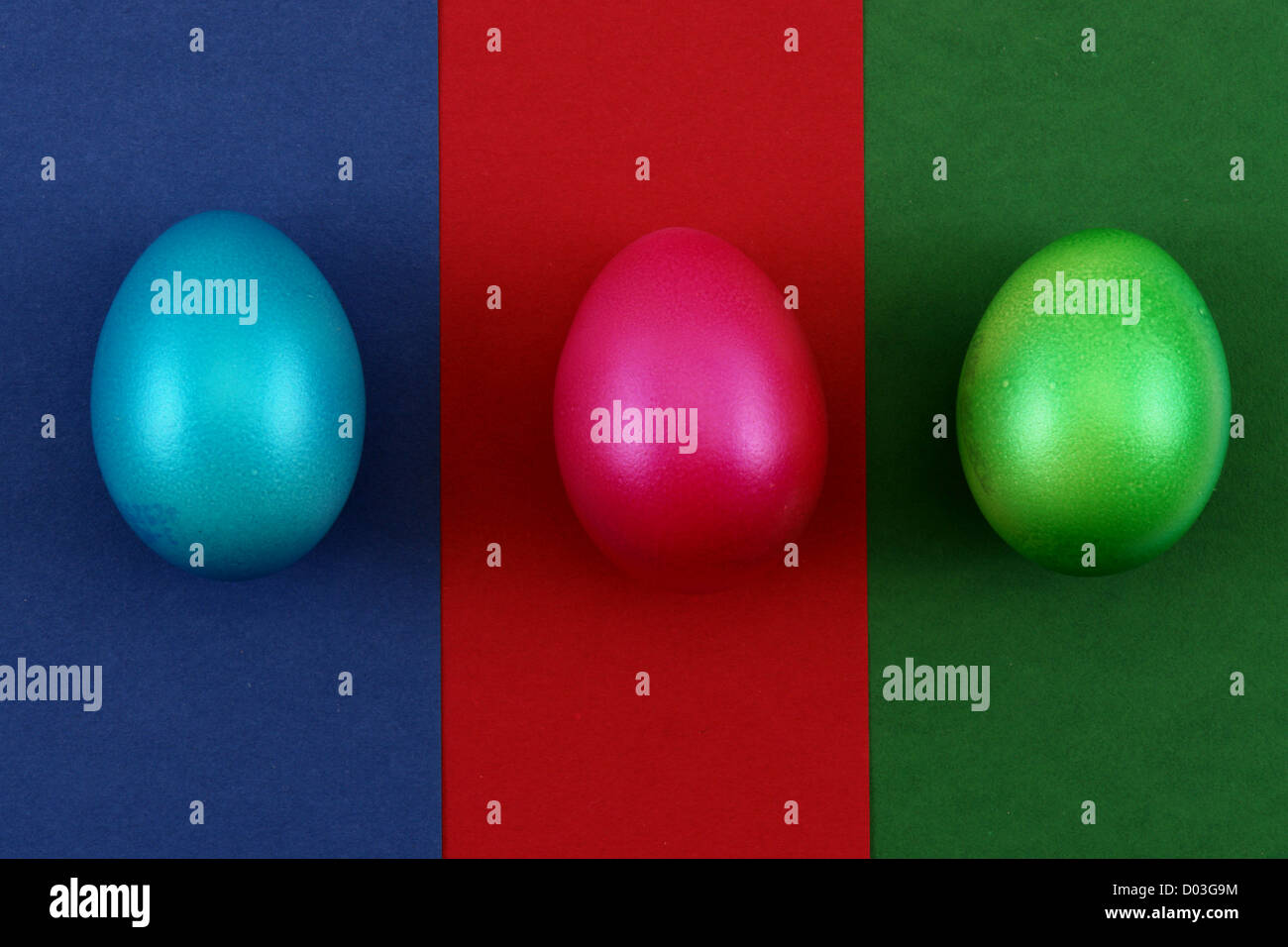 Huevos de pascua de colores pasteles brillantes sobre fondo Foto de stock