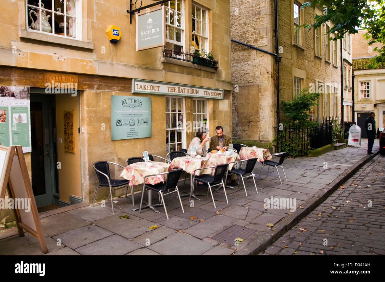 Un par tomar té y bollos en el Bath Bun Shoppe Té Verde en la Abadía de Bath Inglaterra Foto de stock