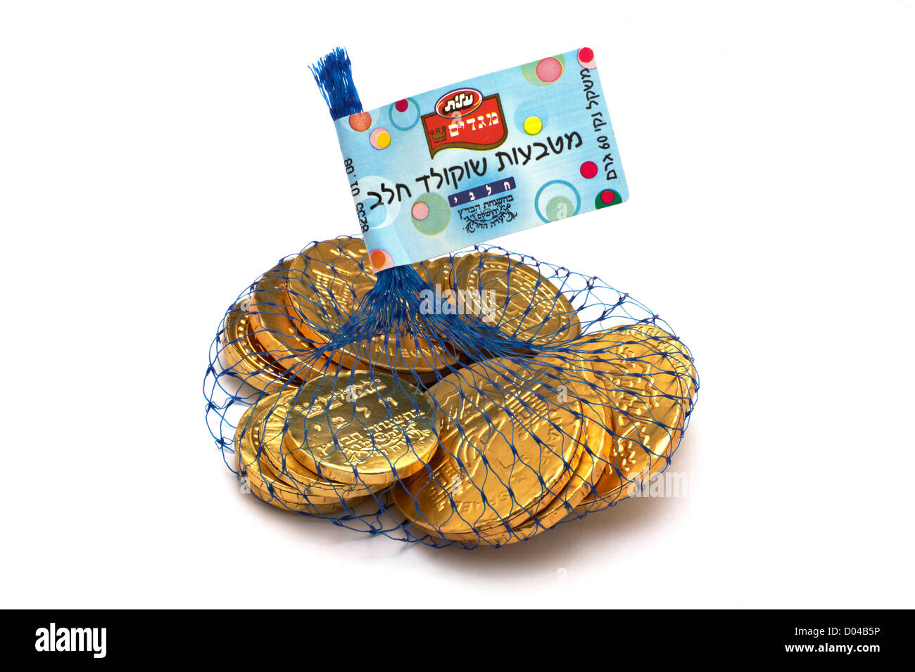 Bolsa de monedas de oro de chocolate con hebreo escrito en la etiqueta Foto de stock
