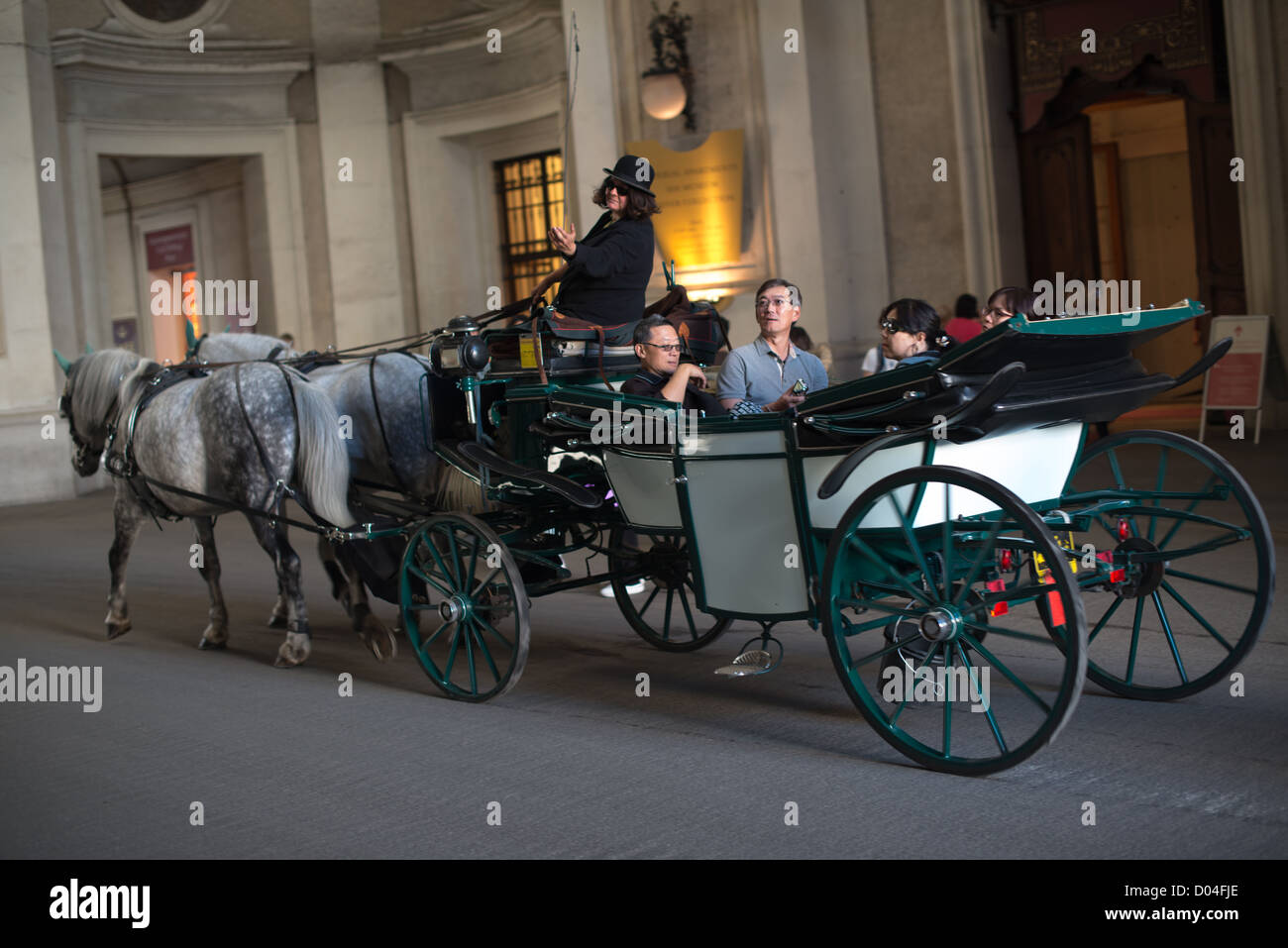 Carruaje de caballos y tradicional (también llamado Fiaker) conducir a través del famoso Palacio Imperial de Hofburg, el 3 de octubre de 2012 en Viena, Austria. Foto de stock