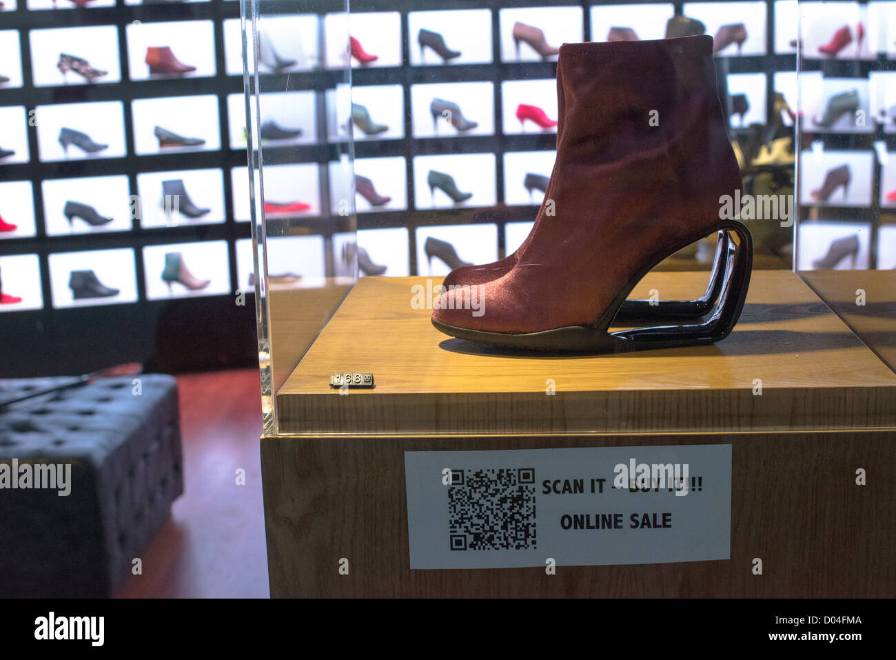 Leonessa, una tienda de zapatos tradicionales, está protagonizado por un diseñador de calzado en su escaparate con un código QR para ir de compras en línea Foto de stock