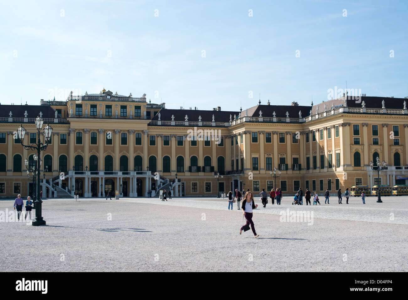 Los visitantes que se acercan hasta el Palacio Schoenbrunn, Sitio del Patrimonio Mundial de la UNESCO el 4 de octubre de 2012 en Viena, Austria. Foto de stock