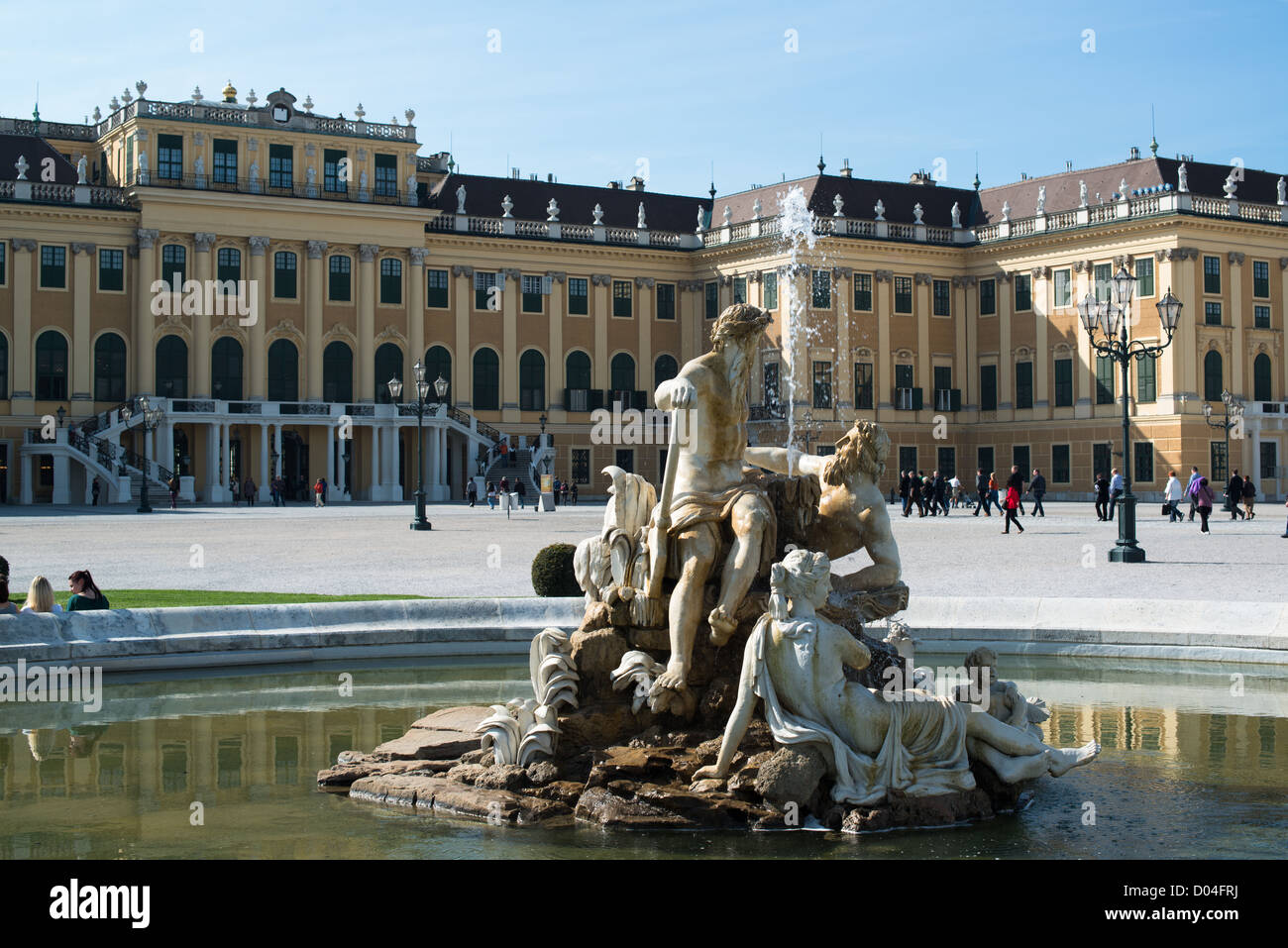 Los visitantes que se acercan hasta el Palacio Schoenbrunn, Sitio del Patrimonio Mundial de la UNESCO el 4 de octubre de 2012 en Viena, Austria. Foto de stock