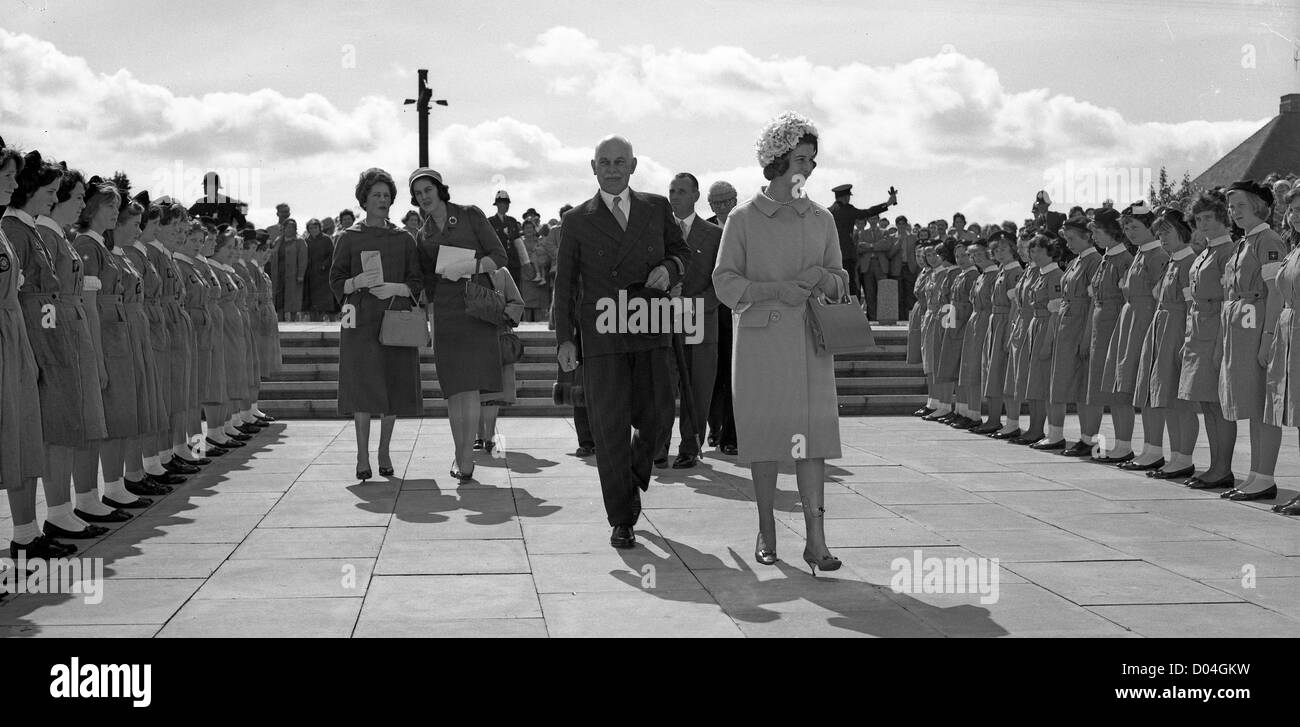 La princesa Alexandra acompañado por el Mayor General Robert Bridgeman Lord Lieutenant de Shropshire con St Johns ambulancia cadetes 1961 Foto de stock